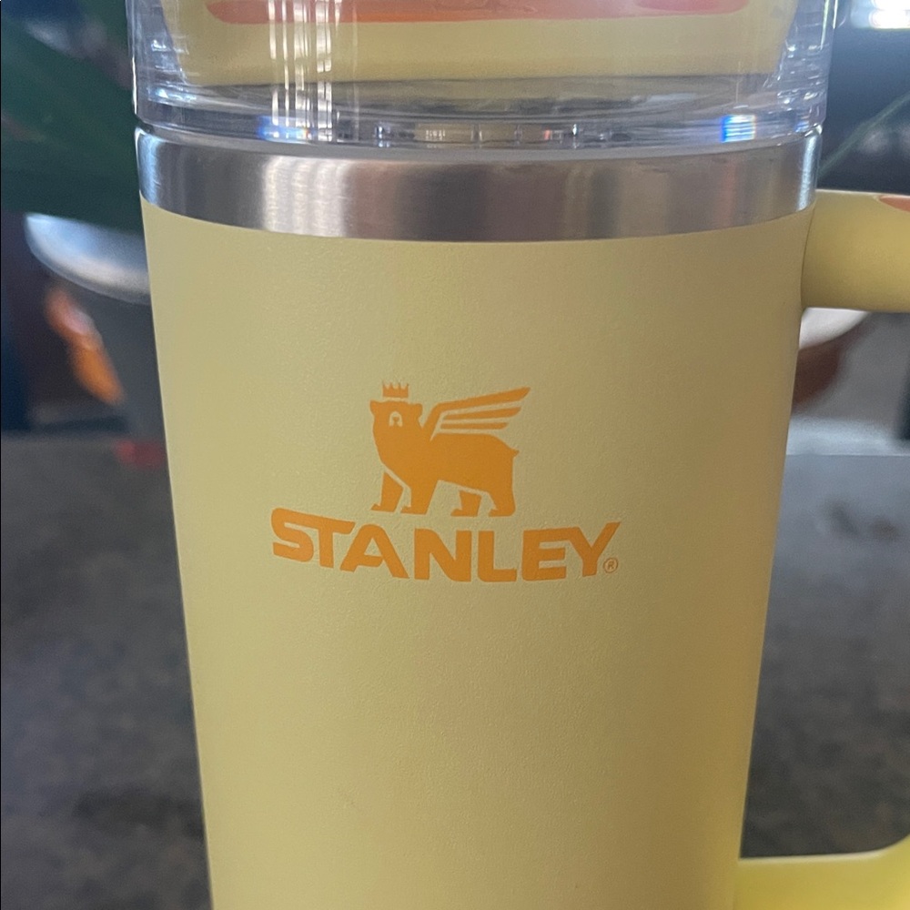 Stanley Bright Yellow Travel Mug 30 oz - Picture 7 of 8